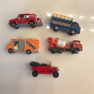 5 vintage Tomica cars